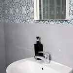 F9 2, Private Two Single Beds Shared Bathroom In Shared Flat Pansiyon *