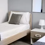 Homestay F9 2, Private Two Single Beds Shared Bathroom In Shared Flat