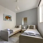 F9 2, Private Two Single Beds Shared Bathroom In Shared Flat Homestay *