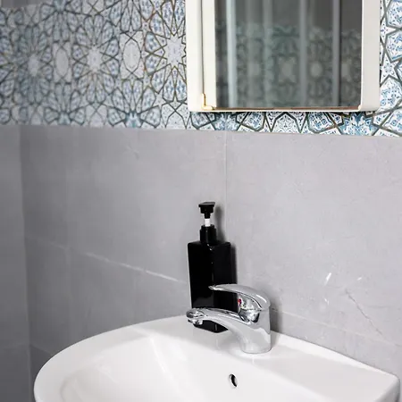 F9 2, Private Two Single Beds Shared Bathroom In Shared Flat ホームステイ *