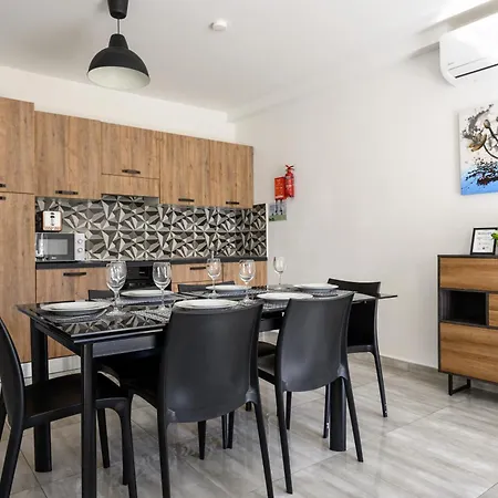 F9 2, Private Two Single Beds Shared Bathroom In Shared Flat * Msida