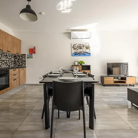 F9 2, Private Two Single Beds Shared Bathroom In Shared Flat *