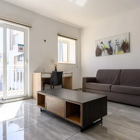 F9 2, Private Two Single Beds Shared Bathroom In Shared Flat * Msida