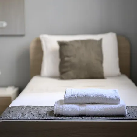 Quarto em Acomodações Particulares F9 2, Private Two Single Beds Shared Bathroom In Shared Flat