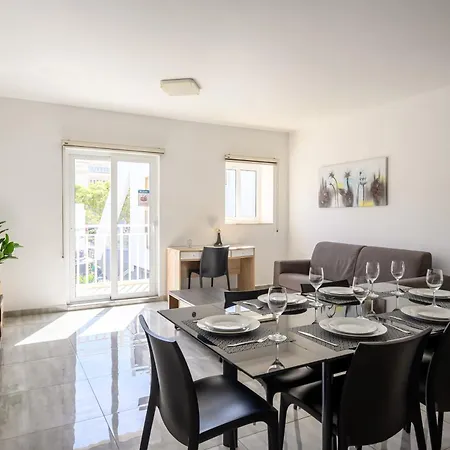 Alloggio in famiglia F9 2, Private Two Single Beds Shared Bathroom In Shared Flat