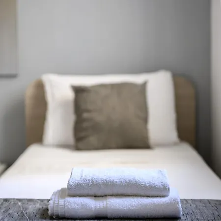 F9 2, Private Two Single Beds Shared Bathroom In Shared Flat *