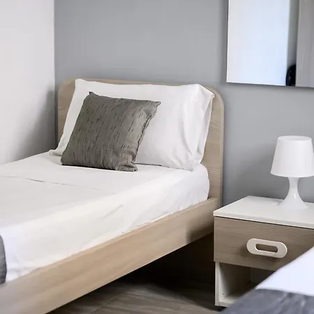 ホームステイ F9 2, Private Two Single Beds Shared Bathroom In Shared Flat