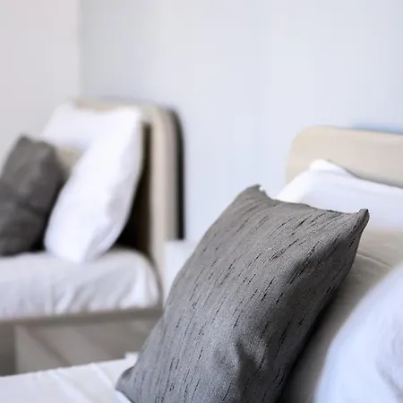 Alloggio in famiglia F9 2, Private Two Single Beds Shared Bathroom In Shared Flat