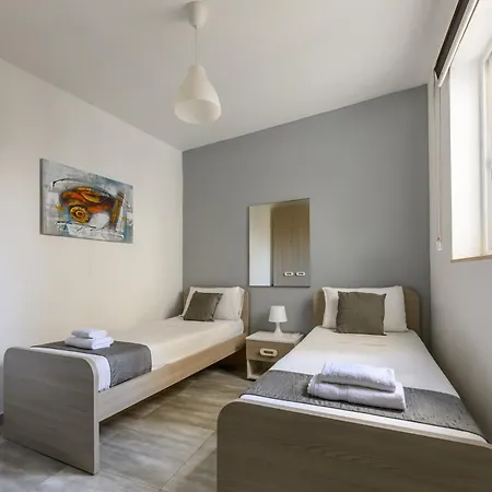 F9 2, Private Two Single Beds Shared Bathroom In Shared Flat ホームステイ *