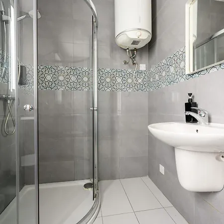 ホームステイ F9 2, Private Two Single Beds Shared Bathroom In Shared Flat ムサイダ