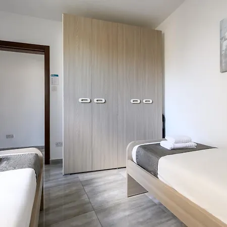 F9 2, Private Two Single Beds Shared Bathroom In Shared Flat Msida