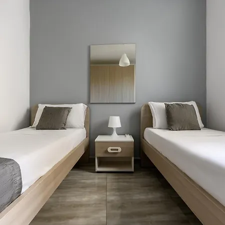 F9 2, Private Two Single Beds Shared Bathroom In Shared Flat * ムサイダ