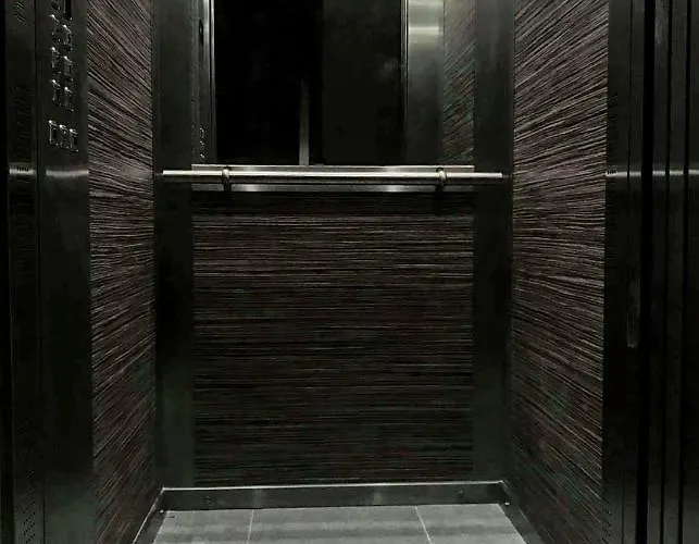 F9 2, Private Two Single Beds Shared Bathroom In Shared Flat *