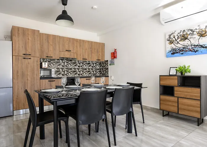 F9 2, Private Two Single Beds Shared Bathroom In Shared Flat * Msida