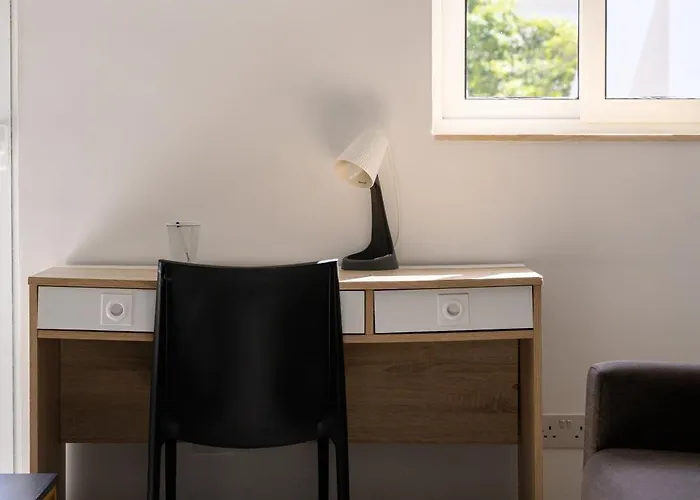 Habitación en casa particular F9 2, Private Two Single Beds Shared Bathroom In Shared Flat *