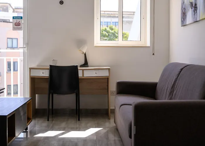 F9 2, Private Two Single Beds Shared Bathroom In Shared Flat Habitación en casa particular Msida