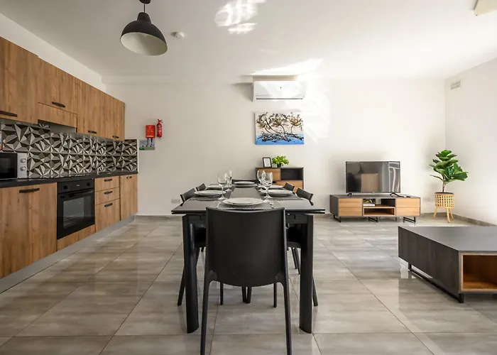 F9 2, Private Two Single Beds Shared Bathroom In Shared Flat *