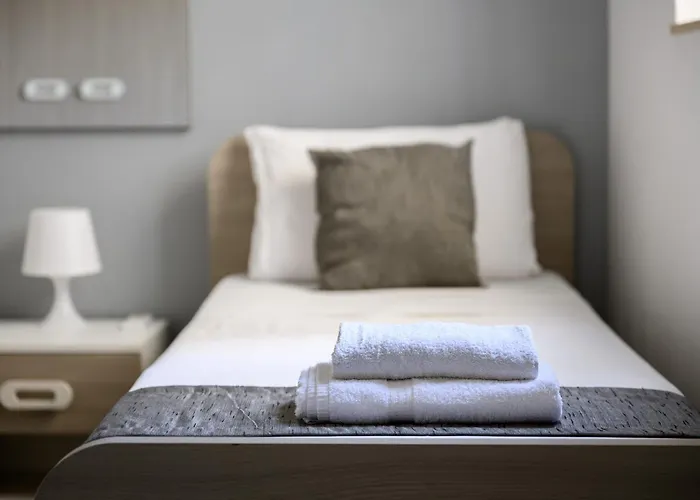 Habitación en casa particular F9 2, Private Two Single Beds Shared Bathroom In Shared Flat