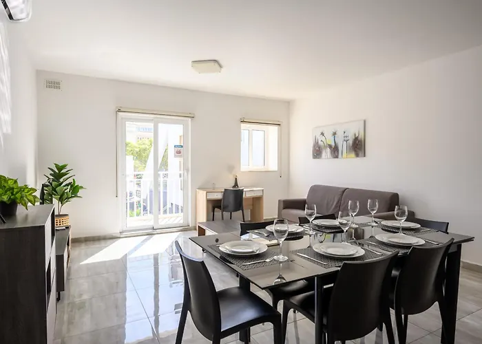 Habitación en casa particular F9 2, Private Two Single Beds Shared Bathroom In Shared Flat