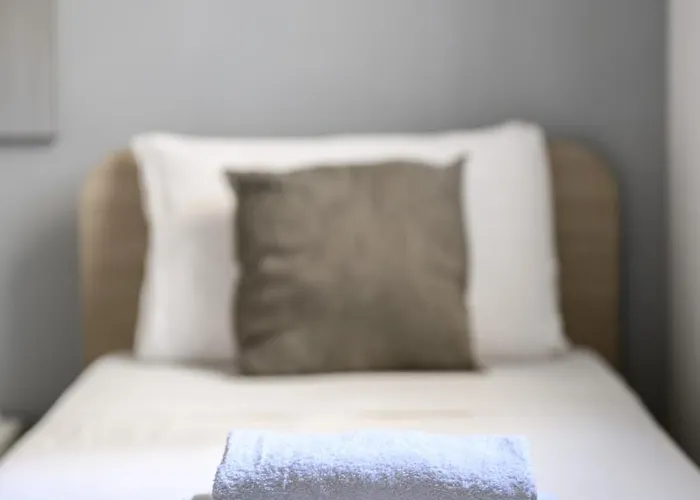 F9 2, Private Two Single Beds Shared Bathroom In Shared Flat *