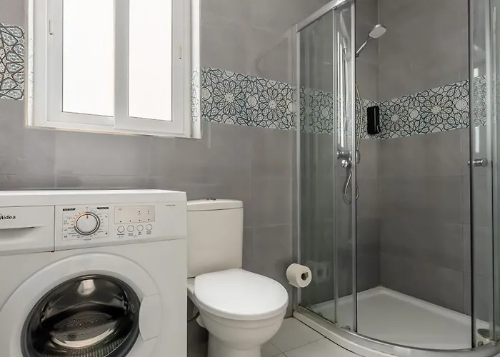 F9 2, Private Two Single Beds Shared Bathroom In Shared Flat