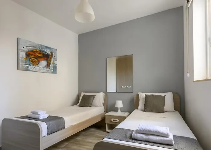 F9 2, Private Two Single Beds Shared Bathroom In Shared Flat Habitación en casa particular *