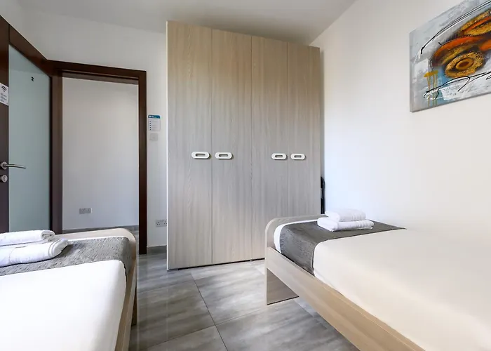 F9 2, Private Two Single Beds Shared Bathroom In Shared Flat Msida